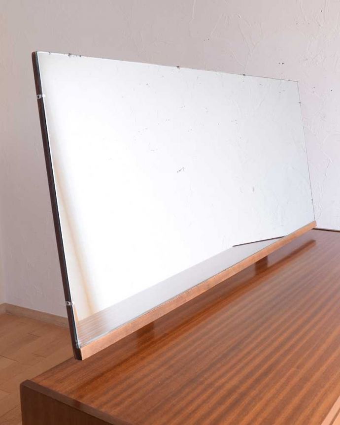 アンティーク家具 北欧インテリアのヴィンテージ家具、Nathan(ネイサン)社のドレッシングチェスト。お部屋を広く見せてくれる大きなミラー大きなミラーは身だしなみを整えるのはもちろん、お部屋を広く見せてくれる効果もあります。(k-2228-f)