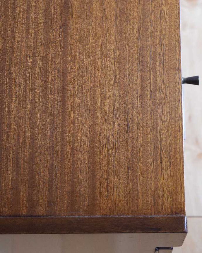 アンティーク家具 北欧インテリアのヴィンテージ家具、Nathan(ネイサン)社のドレッシングチェスト。天板の塗装もキレイに仕上げましたヴィンテージの家具は新品ではないのでキズや汚れはありますが、デスクとしても使えるように天板もしっかりキレイに修復しました。(k-2228-f)