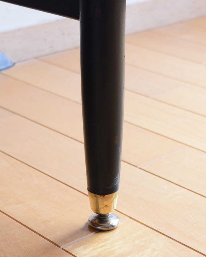 アンティーク家具 北欧インテリアのヴィンテージ家具、Nathan(ネイサン)社のドレッシングチェスト。女性1人でラクラク運べちゃう仕掛けHandleのアンティークは、脚の裏にフェルトキーパーをお付けしています。(k-2228-f)