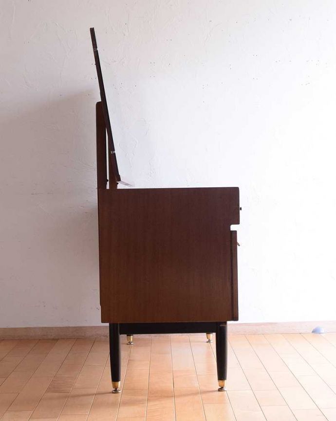 アンティーク家具 北欧インテリアのヴィンテージ家具、Nathan(ネイサン)社のドレッシングチェスト。横から見てもカッコいい北欧スタイルの家具は横から見てもクール。(k-2228-f)