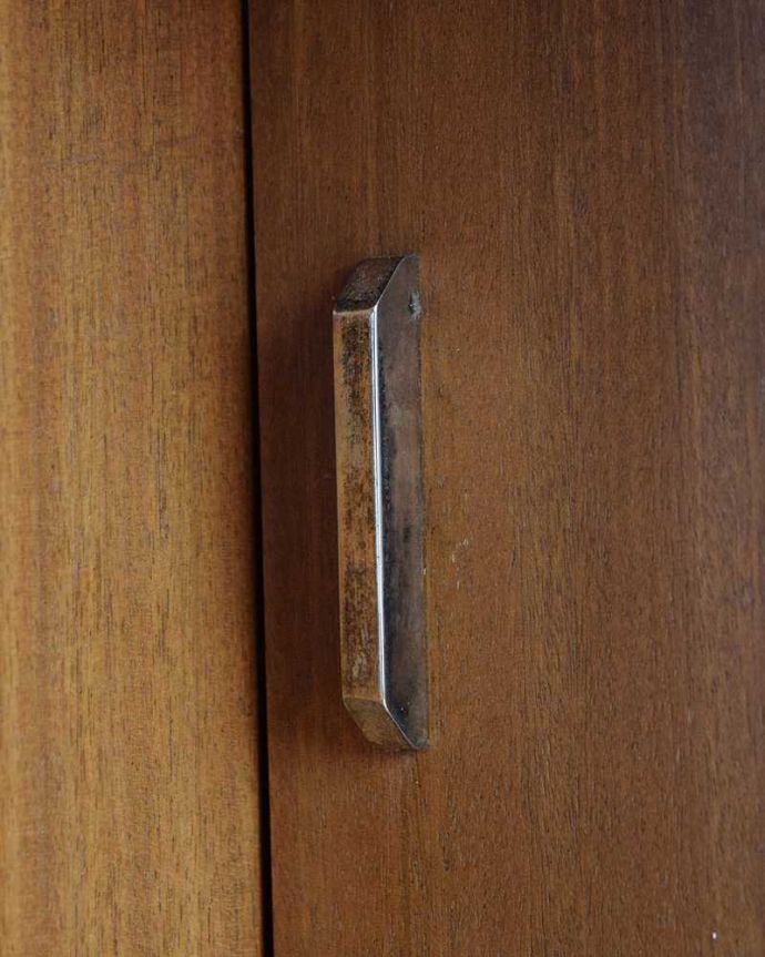 アンティーク家具 北欧インテリアのヴィンテージ家具、Nathan(ネイサン)社のドレッシングチェスト。扉の木目があたたかさを演出クールなデザインなのに、なんだかほっとするあたたかさ。(k-2228-f)