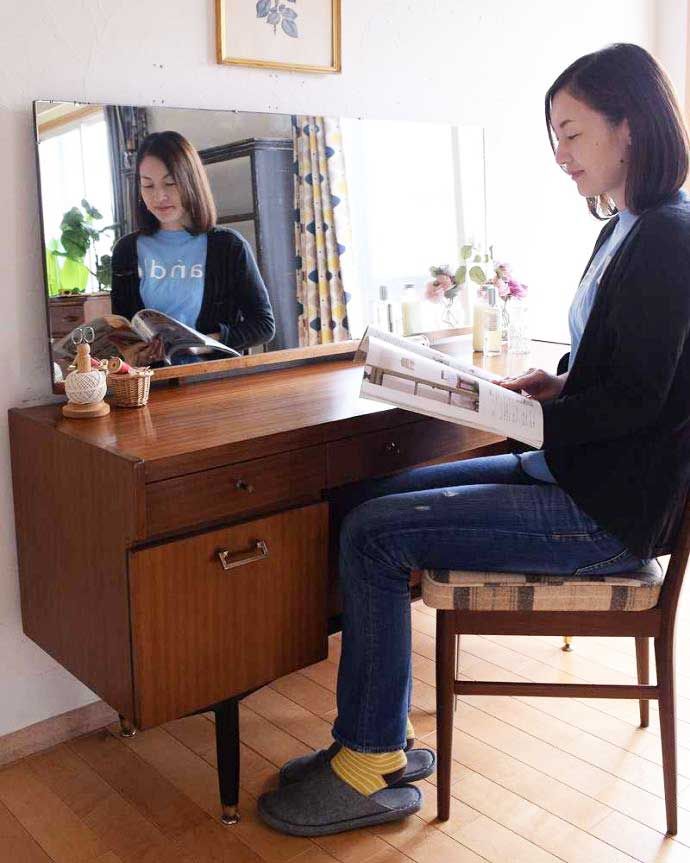 アンティーク家具 北欧インテリアのヴィンテージ家具、Nathan(ネイサン)社のドレッシングチェスト。自分だけの時間がカッコよく過ごせるカッコよさたっぷり収納できるチェストの上にミラーが乗っている感じのこのスタイルにしてはめずらしいデザインなので、カッコよさだけじゃなく実用的に使える実力派。(k-2228-f)