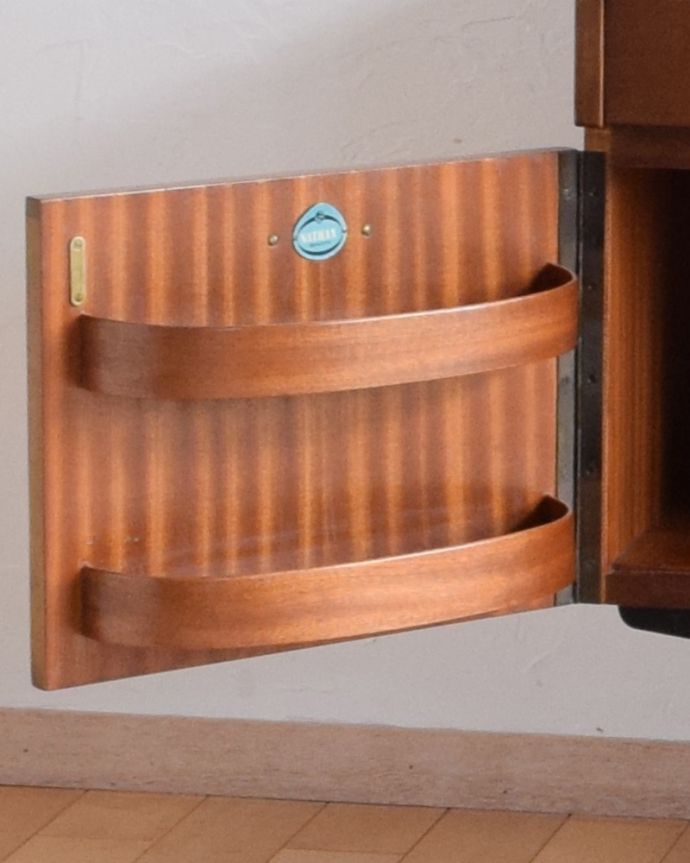 アンティーク家具 北欧インテリアのヴィンテージ家具、Nathan(ネイサン)社のドレッシングチェスト。扉の内側には便利な収納左右の扉を開くとこんなところにも収納できる棚が隠れていました。(k-2228-f)