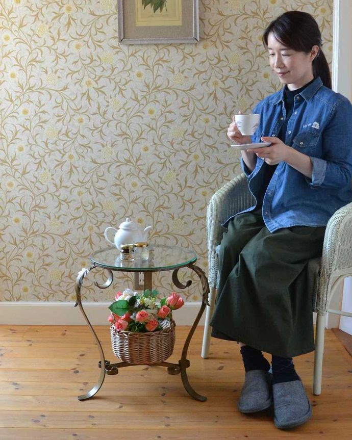 アンティークのテーブル アンティーク家具 フランスのアンティーク家具、ガラス×アイアンの素敵なサイドテーブル。アイアンが作り出した曲線が美しいアンティーク優雅な曲線が描き出す美しさ。(k-2229-f)