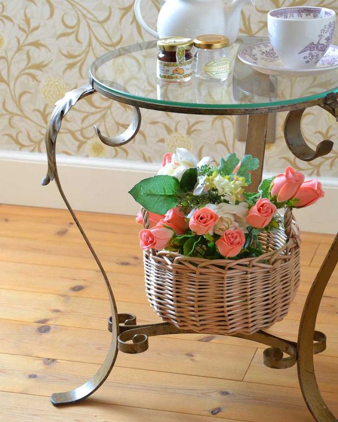 アンティークのテーブル アンティーク家具 フランスのアンティーク家具、ガラス×アイアンの素敵なサイドテーブル。アンティークのアイアンが作り出す曲線美まだ機械が現代ほど発達していない時代に、職人さんはどうやって曲げたんだろう?と不思議になるくらいの美しさ。(k-2229-f)