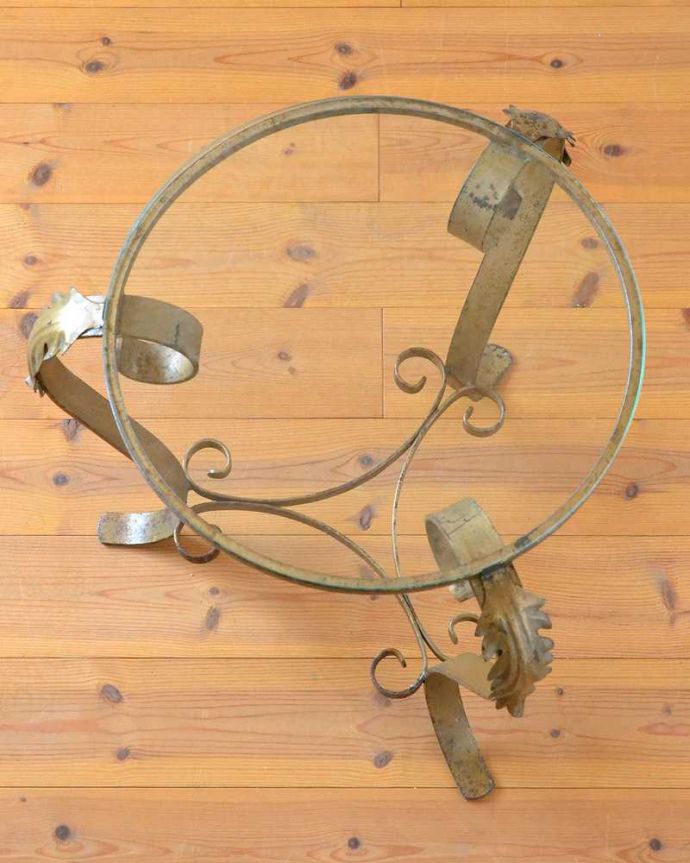 アンティークのテーブル アンティーク家具 フランスのアンティーク家具、ガラス×アイアンの素敵なサイドテーブル。天板は新しいガラスで作りましたテーブルの上にものを置く度に、天板のガラス越しに美しい脚のデザインが目に飛び込んできます。(k-2229-f)