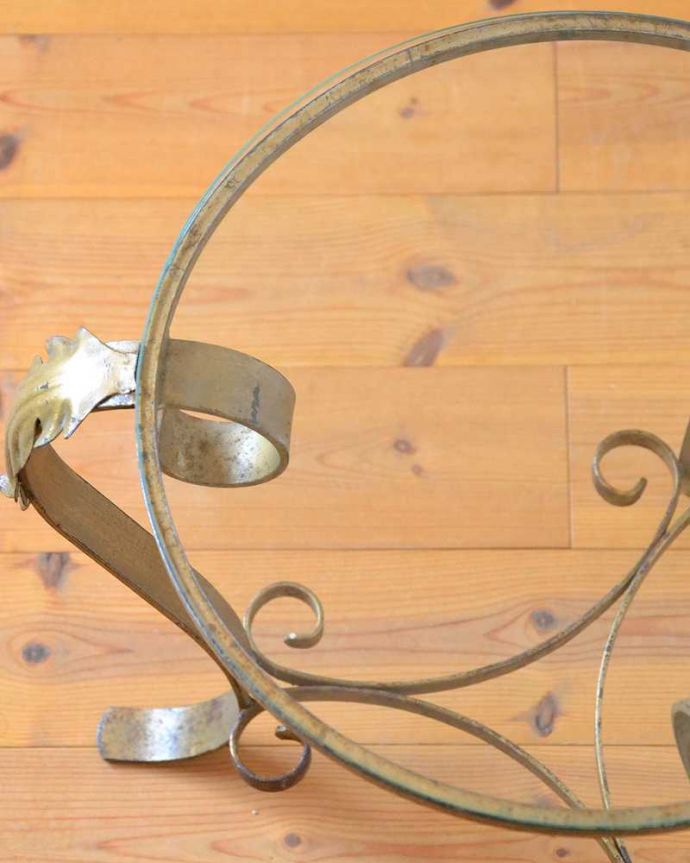 アンティークのテーブル アンティーク家具 フランスのアンティーク家具、ガラス×アイアンの素敵なサイドテーブル。気軽に使える便利なガラス天板天板がガラスだから、熱いものも冷たいものも気にせず乗せることが出来て、飲み物をこぼしてもサッと拭くだけなので便利です。(k-2229-f)