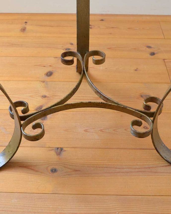 アンティークのテーブル アンティーク家具 フランスのアンティーク家具、ガラス×アイアンの素敵なサイドテーブル。美しい装飾にもうっとり…さりげなく施された装飾。(k-2229-f)