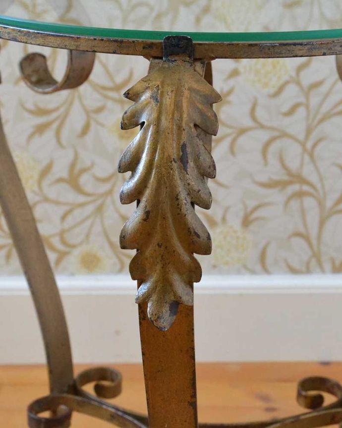 アンティークのテーブル アンティーク家具 フランスのアンティーク家具、ガラス×アイアンの素敵なサイドテーブル。うっとりする美しさアンティークだから手に入る美しい装飾。(k-2229-f)