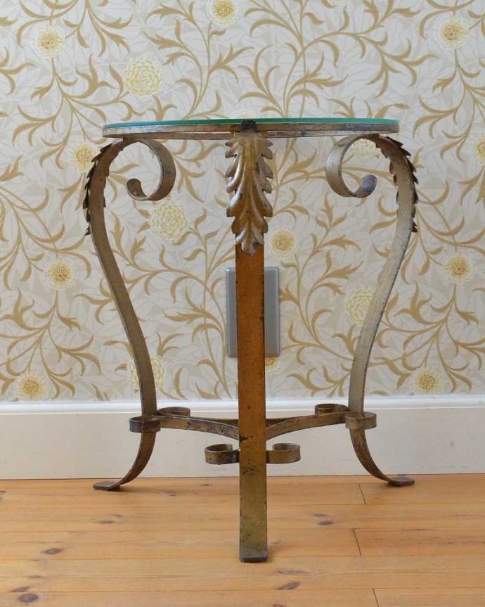 アンティークのテーブル アンティーク家具 フランスのアンティーク家具、ガラス×アイアンの素敵なサイドテーブル。横から見るとよく分かります曲線のラインを横から見てみると、こんな感じに見えます。(k-2229-f)