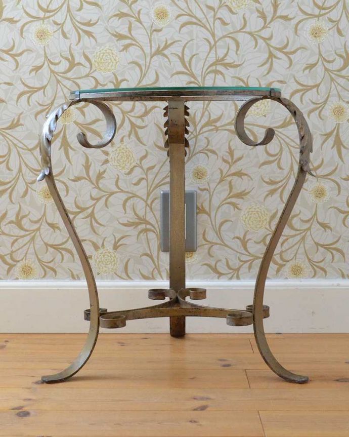 アンティークのテーブル アンティーク家具 フランスのアンティーク家具、ガラス×アイアンの素敵なサイドテーブル。クルッと回転すると・・・回転してみると印象が変わって見えて素敵。(k-2229-f)