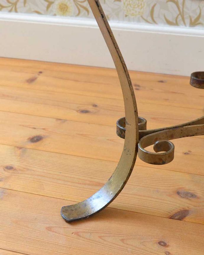 アンティークのテーブル アンティーク家具 フランスのアンティーク家具、ガラス×アイアンの素敵なサイドテーブル。持ち上げなくても移動できます!Handleのアンティークは、脚の裏にフェルトキーパーをお付けしていますので、床を滑らせてれば移動が簡単です。(k-2229-f)