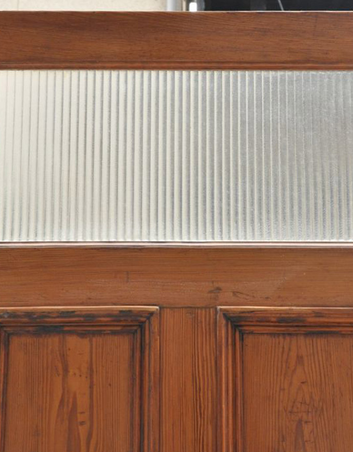 ドア・ゲート　アンティーク家具　ガラス付きのナチュラルな木製のアンティークドア（建具）。アンティークのガラス光が取り込めるアンティークのガラス。(k-223-f-1)