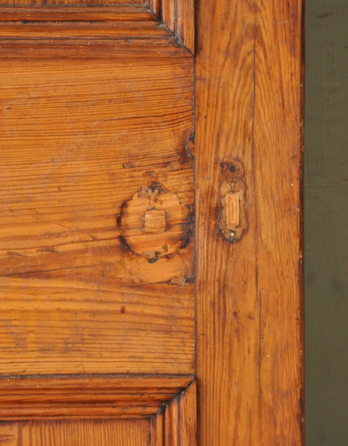 ドア・ゲート　アンティーク家具　ガラス付きのナチュラルな木製のアンティークドア（建具）。埋め木しました修復の際、もともとドアノブが付いていた穴に埋め木したので、好きな位置にドアノブを付けることが出来ます。(k-223-f-1)
