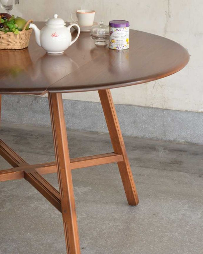 アーコールの家具　アンティーク家具　北欧の老舗メーカーアーコール社の家具、伸張式のダイニングテーブル。クールな表情の中に見えるアーコールらしい優しさアーコールの家具って、角の落とし方が独特。(k-2230-f)