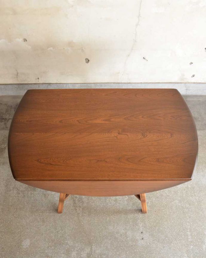 アーコールの家具　アンティーク家具　北欧の老舗メーカーアーコール社の家具、伸張式のダイニングテーブル。畳むとこんなにスリムなサイズリーフを閉じた状態のテーブルを上から見るとこんな感じ。(k-2230-f)