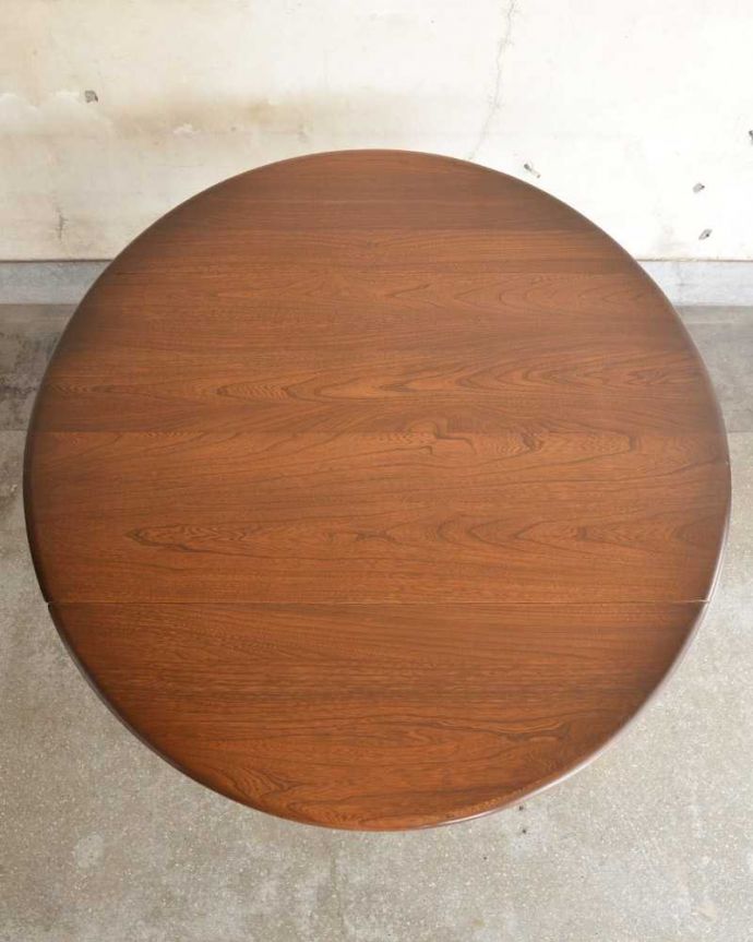 アーコールの家具　アンティーク家具　北欧の老舗メーカーアーコール社の家具、伸張式のダイニングテーブル。やっぱり気になる天板の仕上げ方テーブルの主役はやっぱり天板。(k-2230-f)