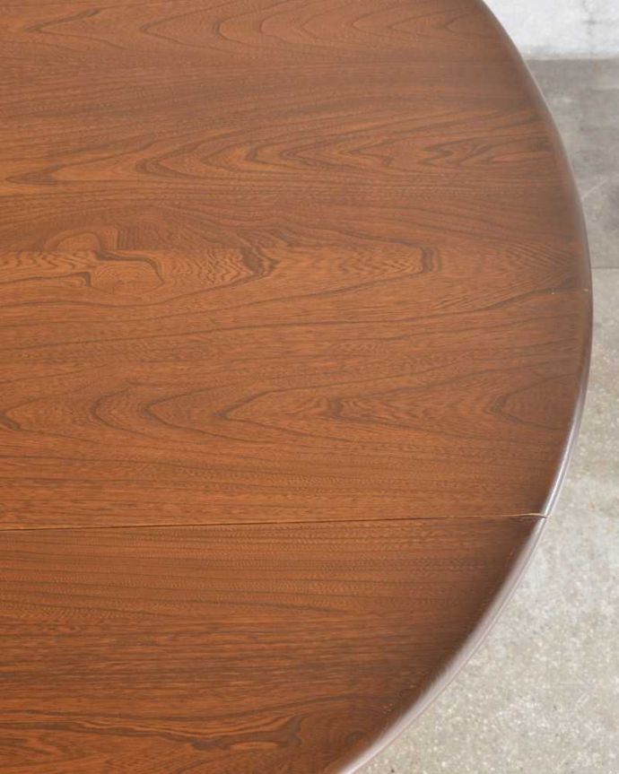 アーコールの家具　アンティーク家具　北欧の老舗メーカーアーコール社の家具、伸張式のダイニングテーブル。近づいてみるとこんな感じです。(k-2230-f)