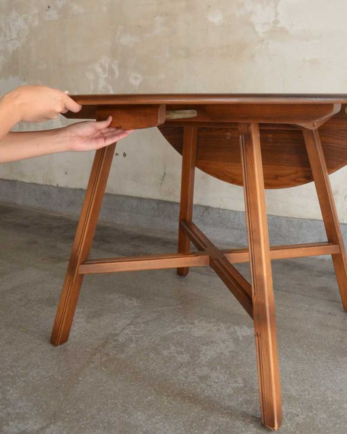 アーコールの家具　アンティーク家具　北欧の老舗メーカーアーコール社の家具、伸張式のダイニングテーブル。あっという間にサイズが変えれます。(k-2230-f)