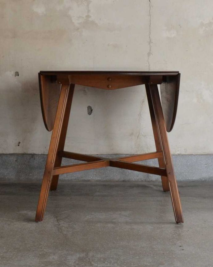 アーコールの家具　アンティーク家具　北欧の老舗メーカーアーコール社の家具、伸張式のダイニングテーブル。横から見てもステキ使わないときは、たたんで壁につけておけば、お部屋が広く使えます。(k-2230-f)