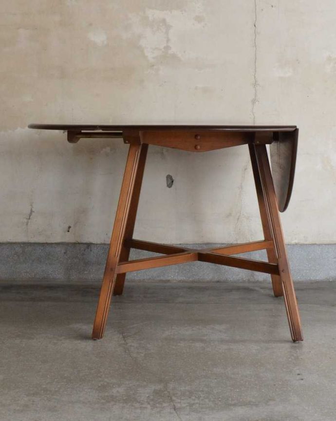 アーコールの家具　アンティーク家具　北欧の老舗メーカーアーコール社の家具、伸張式のダイニングテーブル。片方だけ開いても･･･リーフは片方ずつ広がるので、3WAYで使えます。(k-2230-f)