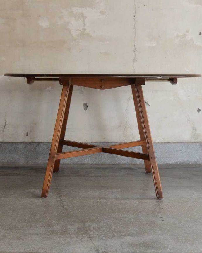 アーコールの家具　アンティーク家具　北欧の老舗メーカーアーコール社の家具、伸張式のダイニングテーブル。両方開いたらこんな感じスッキリとしたアーコールの家具は、テーブルにしてはめずらしく幕板と言って天板の下に板がない特殊な構造です。(k-2230-f)