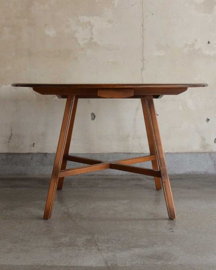 アーコールの家具　アンティーク家具　北欧の老舗メーカーアーコール社の家具、伸張式のダイニングテーブル。クルッと回転！アンティークは新品ではないので、もちろん経年変化によるキズはありますが、専門の職人がキレイにお直しをしているので、どこから見てもキレイです。(k-2230-f)