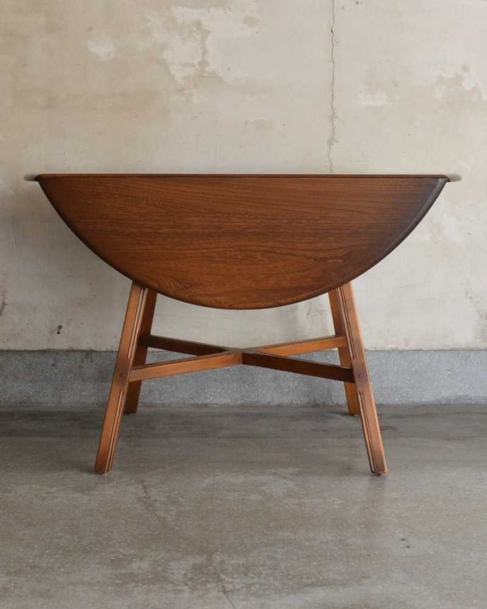 アーコールの家具　アンティーク家具　北欧の老舗メーカーアーコール社の家具、伸張式のダイニングテーブル。見え方が変わります。(k-2230-f)