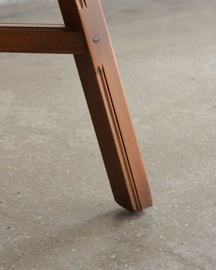 アーコールの家具　アンティーク家具　北欧の老舗メーカーアーコール社の家具、伸張式のダイニングテーブル。持ち上げなくても移動できます！Handleのアンティークは、脚の裏にフェルトキーパーをお付けしていますので、持ち上げなくても床を滑らせて移動させることが出来ます。(k-2230-f)