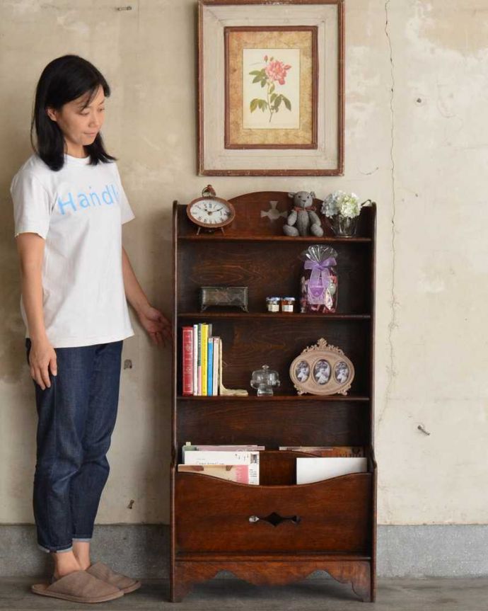 アンティークのキャビネット アンティーク家具 マガジンラック付きのオープンブックシェルフ(本棚)英国で見つけたアンティーク家具。なんでも便利に収納できるオープンタイプの本棚本棚としてしっかり作られたオープンタイプのブックシェルフ。(k-2231-f)