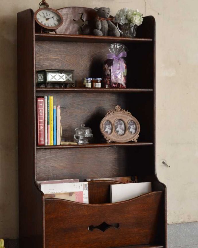 アンティークのキャビネット アンティーク家具 マガジンラック付きのオープンブックシェルフ(本棚)英国で見つけたアンティーク家具。たっぷり収納できるだけじゃないんです。(k-2231-f)