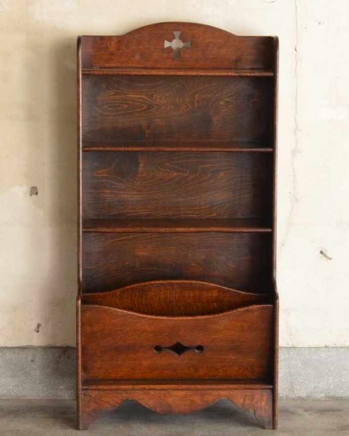 アンティークのキャビネット アンティーク家具 マガジンラック付きのオープンブックシェルフ(本棚)英国で見つけたアンティーク家具。キレイに修復したので、安心して使って下さい。(k-2231-f)