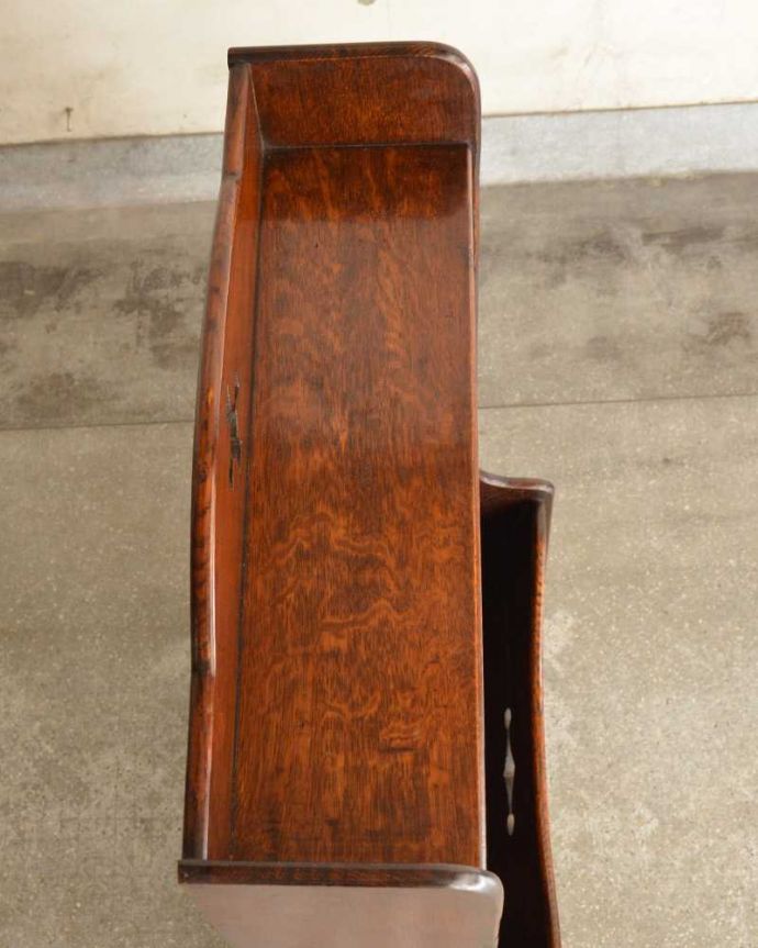 アンティークのキャビネット アンティーク家具 マガジンラック付きのオープンブックシェルフ(本棚)英国で見つけたアンティーク家具。天板もピカピカです。(k-2231-f)