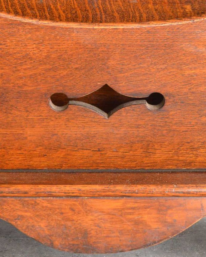 アンティークのキャビネット アンティーク家具 マガジンラック付きのオープンブックシェルフ(本棚)英国で見つけたアンティーク家具。いろんな場所にこだわり彫のデザインもいろいろです。(k-2231-f)