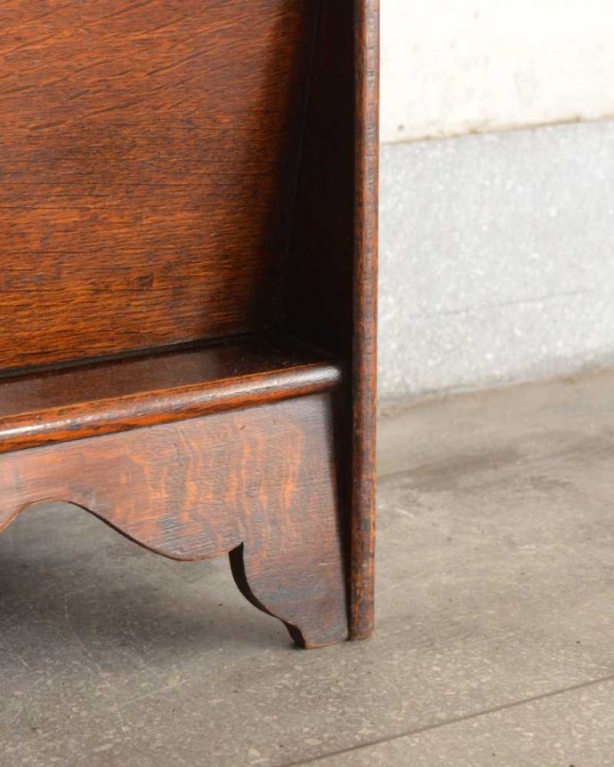 アンティークのキャビネット アンティーク家具 マガジンラック付きのオープンブックシェルフ(本棚)英国で見つけたアンティーク家具。女性1人でラクラク運べちゃう仕掛けHandleのアンティークは、脚の裏にフェルトキーパーをお付けしています。(k-2231-f)