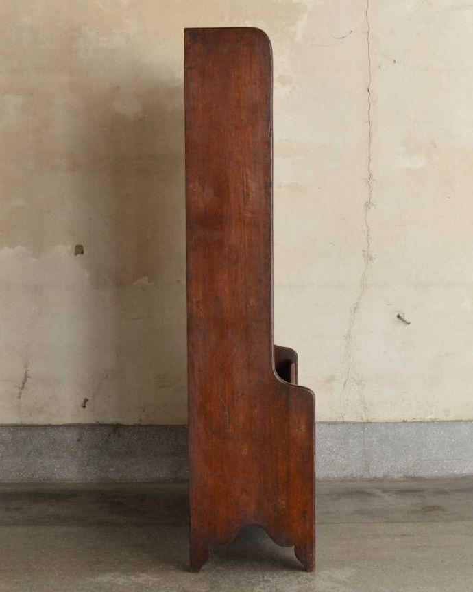 アンティークのキャビネット アンティーク家具 マガジンラック付きのオープンブックシェルフ(本棚)英国で見つけたアンティーク家具。横から見てもステキしっかり修復したので、横顔だって美しいんです。(k-2231-f)