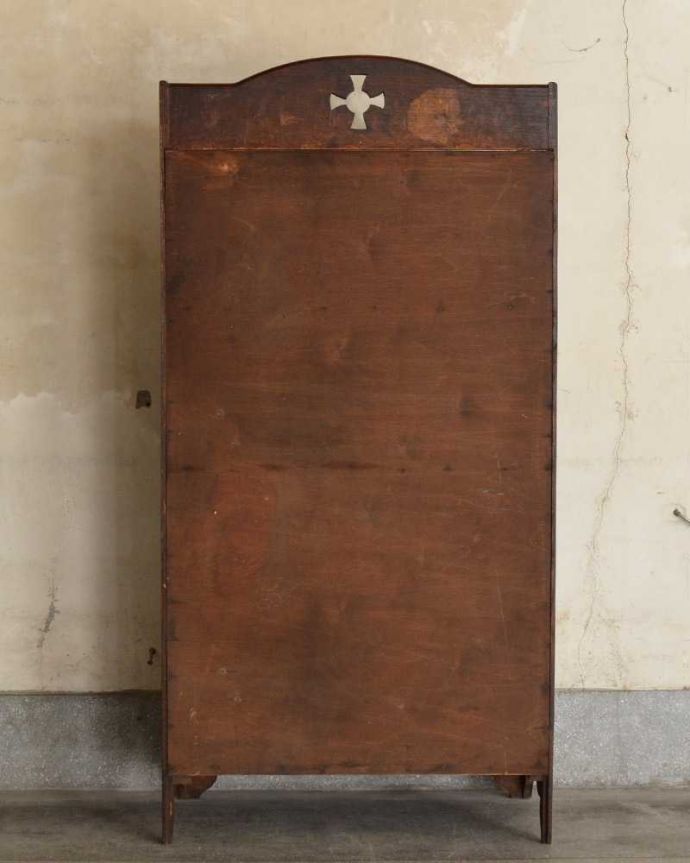 アンティークのキャビネット アンティーク家具 マガジンラック付きのオープンブックシェルフ(本棚)英国で見つけたアンティーク家具。後ろ姿もキレイですアンティークは新品ではないので、もちろん経年変化によるキズはありますが、専門の職人が修復したので、後ろ姿もキレイです。(k-2231-f)