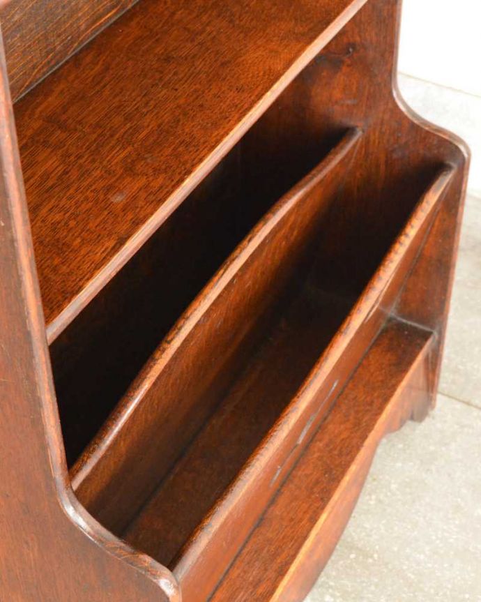 アンティークのキャビネット アンティーク家具 マガジンラック付きのオープンブックシェルフ(本棚)英国で見つけたアンティーク家具。たっぷり収納出来ちゃう優れものA4サイズの雑誌までしっかり収納できるので、いろんなものを入れて自由に使って下さい。(k-2231-f)