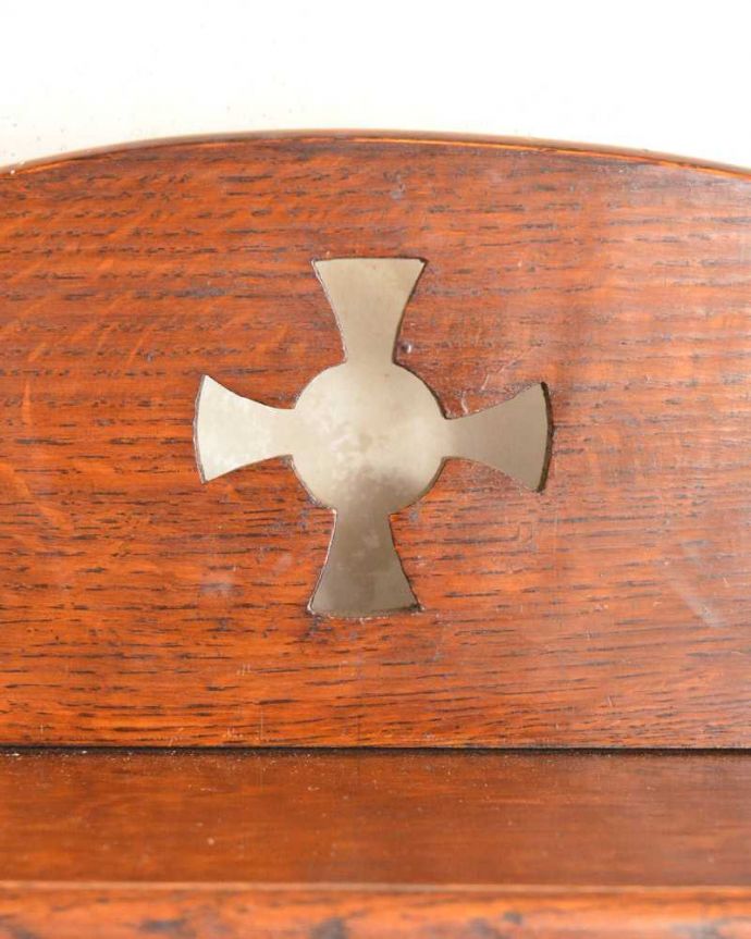 アンティークのキャビネット アンティーク家具 マガジンラック付きのオープンブックシェルフ(本棚)英国で見つけたアンティーク家具。惚れ惚れしちゃう美しさこんなに堅い無垢材に一体どうやって彫ったんだろう?と不思議になるくらい細かい彫にうっとりです。(k-2231-f)