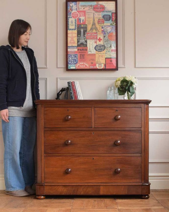 アンティークのチェスト アンティーク家具 イギリスで見つけた高級材を使用したアンティークチェスト(3段)。英国アンティークらしい落ち着いた雰囲気が自慢落ち着いた色合いが英国アンティークらしい雰囲気のチェスト。(k-2232-f)