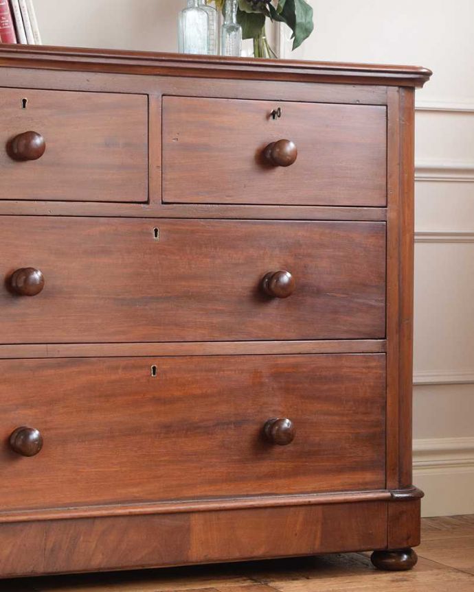 アンティークのチェスト アンティーク家具 イギリスで見つけた高級材を使用したアンティークチェスト(3段)。見た目はもちろん、実用的に使って楽しみましょうアンティークのチェストは見た目の美しさはもちろん、実用的にたっぷり収納が出来る実力派。(k-2232-f)