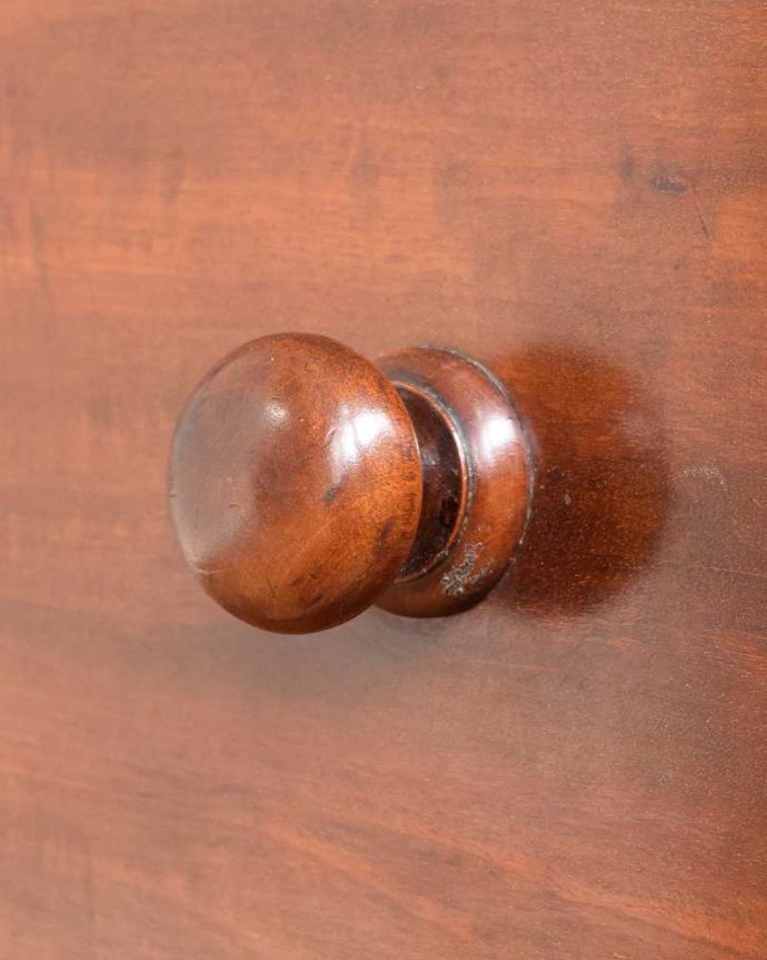 アンティークのチェスト アンティーク家具 イギリスで見つけた高級材を使用したアンティークチェスト(3段)。開ける度にワクワク高級感漂うアンティークらしいデザインの取っ手。(k-2232-f)