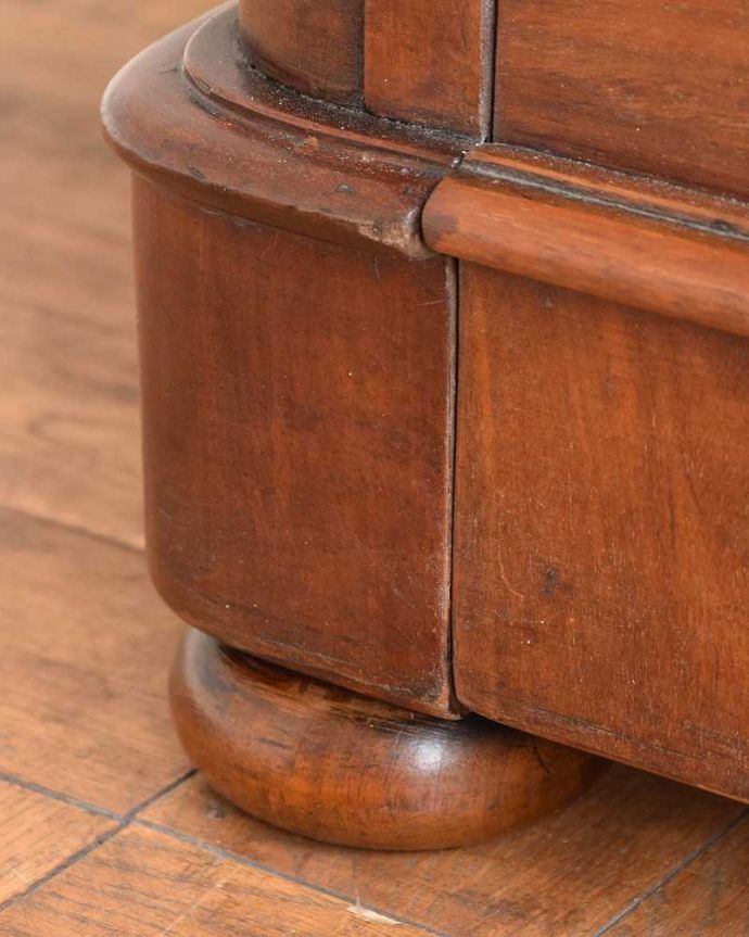 アンティークのチェスト アンティーク家具 イギリスで見つけた高級材を使用したアンティークチェスト(3段)。女性1人でラクラク運べちゃう仕掛けHandleのアンティークは、脚の裏にフェルトキーパーをお付けしています。(k-2232-f)
