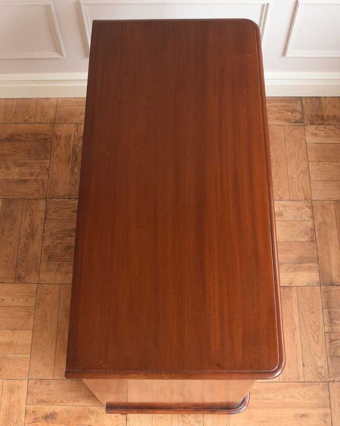 アンティークのチェスト アンティーク家具 イギリスで見つけた高級材を使用したアンティークチェスト(3段)。何を置こうかな・・・?上から見ると、天板はこんな感じです。(k-2232-f)