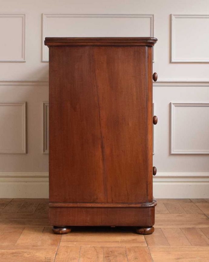 アンティークのチェスト アンティーク家具 イギリスで見つけた高級材を使用したアンティークチェスト(3段)。横顔だってカッコいい横から見るとこんな感じです。(k-2232-f)