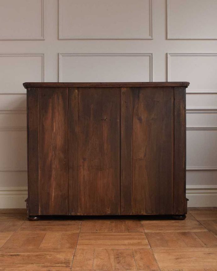 アンティークのチェスト アンティーク家具 イギリスで見つけた高級材を使用したアンティークチェスト(3段)。後ろ姿にも自信アリ!アンティークは新品ではないので、経年変化によるキズはありますが、専門の職人がキレイに修復したので後ろ姿にも自信があります。(k-2232-f)