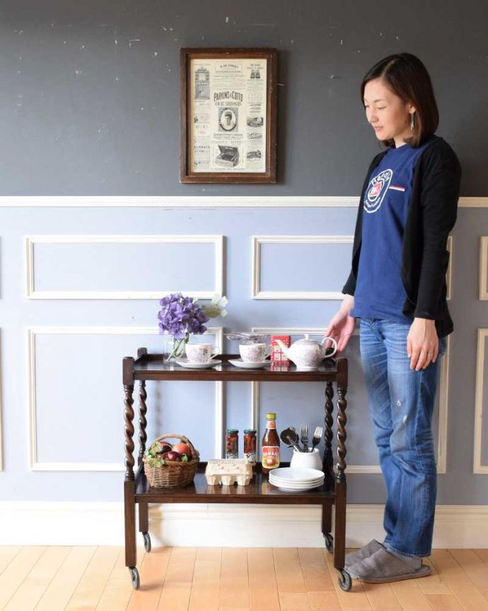 アンティークのワゴン・トローリー アンティーク家具 どこでも使えるアンティーク家具、英国らしいツイスト脚のワゴン(トロリー)。コロコロ転がせて移動も楽チン!アンティークの中でも人気の高いワゴン。(k-2233-f)