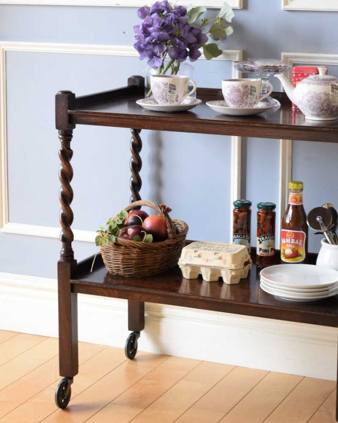 アンティークのワゴン・トローリー アンティーク家具 どこでも使えるアンティーク家具、英国らしいツイスト脚のワゴン(トロリー)。おシャレなワゴンは使い方自由自在いろんな用途で使えるワゴン。(k-2233-f)