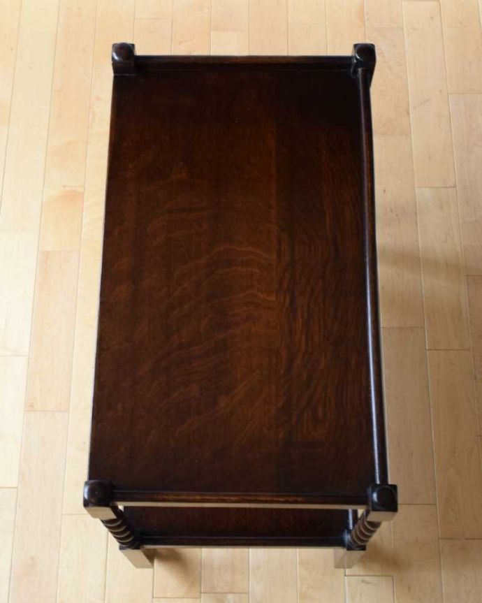 アンティークのワゴン・トローリー アンティーク家具 どこでも使えるアンティーク家具、英国らしいツイスト脚のワゴン(トロリー)。上から見るとこんな形です修復にもいろんな方法がありますが、Handleではこだわって仕上げています。(k-2233-f)