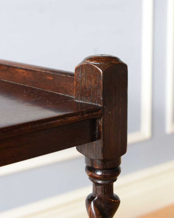 アンティークのワゴン・トローリー アンティーク家具 どこでも使えるアンティーク家具、英国らしいツイスト脚のワゴン(トロリー)。ちょっとしたこだわり天板の縁の部分に落ちないような仕掛けが。(k-2233-f)